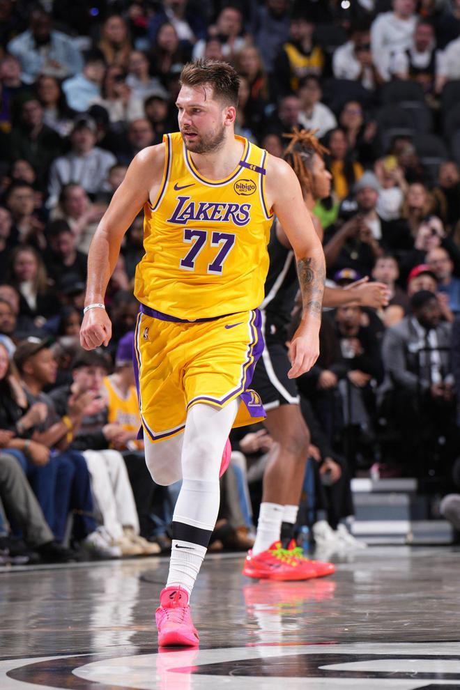 四川队鏖战篮网,东契奇关键制胜 四川队鏖战篮网,东契奇关键制胜