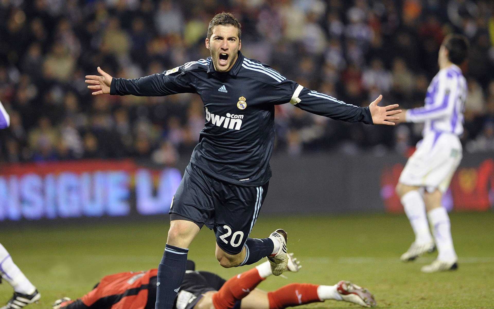 英超争冠之夜,库里对手完全无解,当不可能成为常态,我们如何定义伟大?